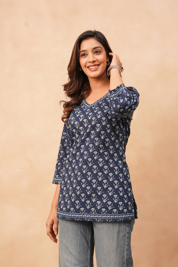 BLUE MOTIF PRINTED SHORT TOP