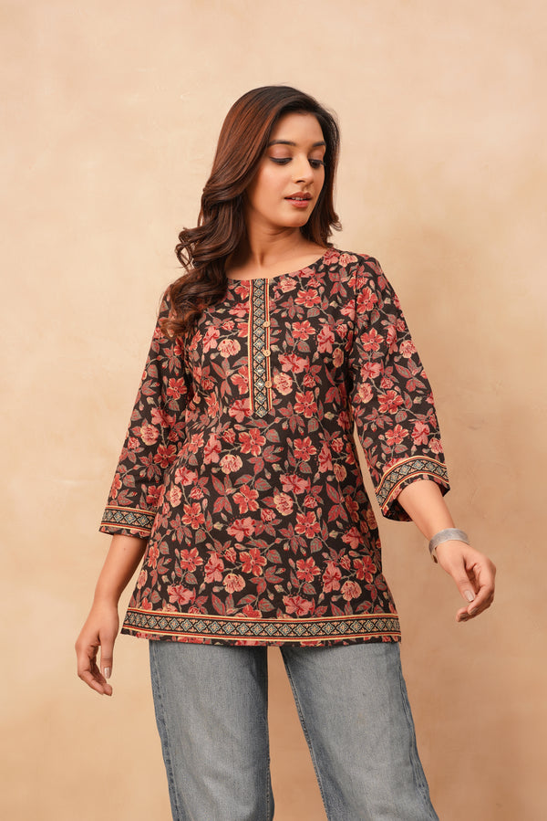BLACK FLORAL SHORT TOP